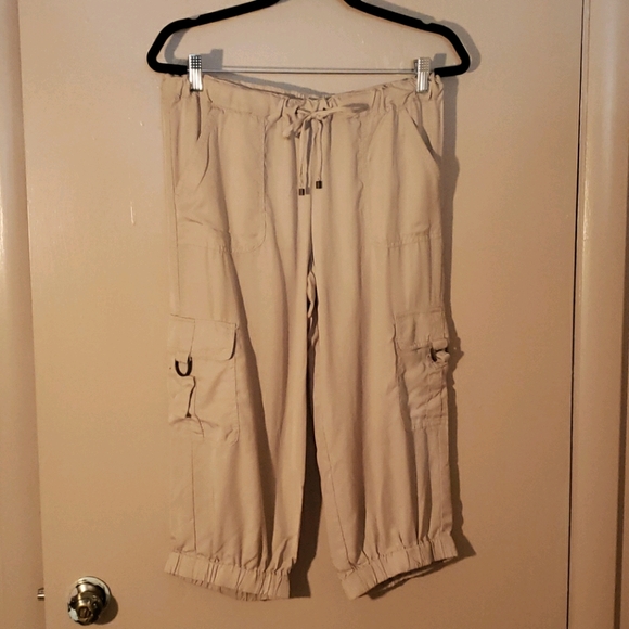 Cargo crops - Picture 1 of 5